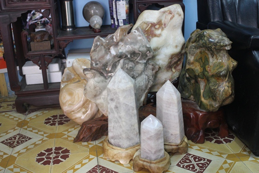 Những lưu ý khi trang trí phòng khách với đá phong thủy